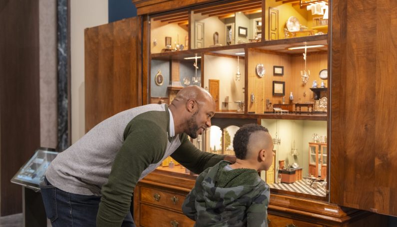 parent and child at the Dutch galleries at the MFA in Boston (visiting Boston art museums with kids, photo credit Museum of Fine Arts, Boston)