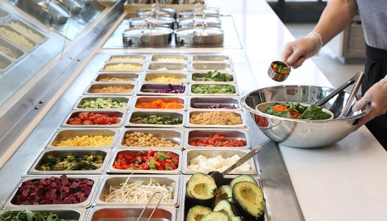 Sweetgreen line (best vegetarian and vegan restaurants in Boston)