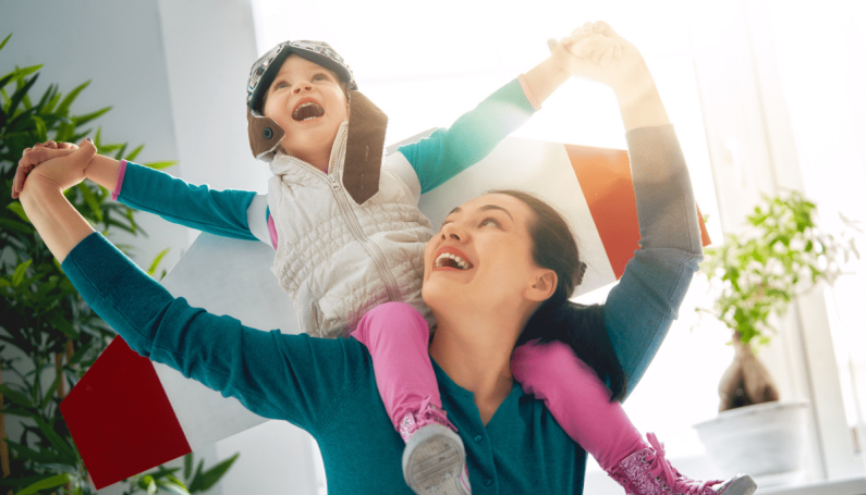 picture of mom with child on her shoulders