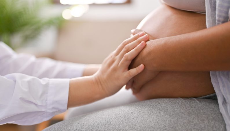 pregnant woman with doctor, cholestasis of pregnancy