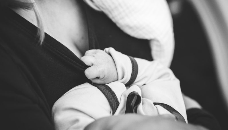 mom and newborn baby (how to help postpartum mom)
