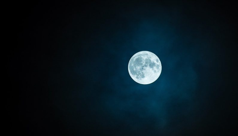 full moon shining in the dark night sky (Boston astronomy and space events, planetariums and observatories)