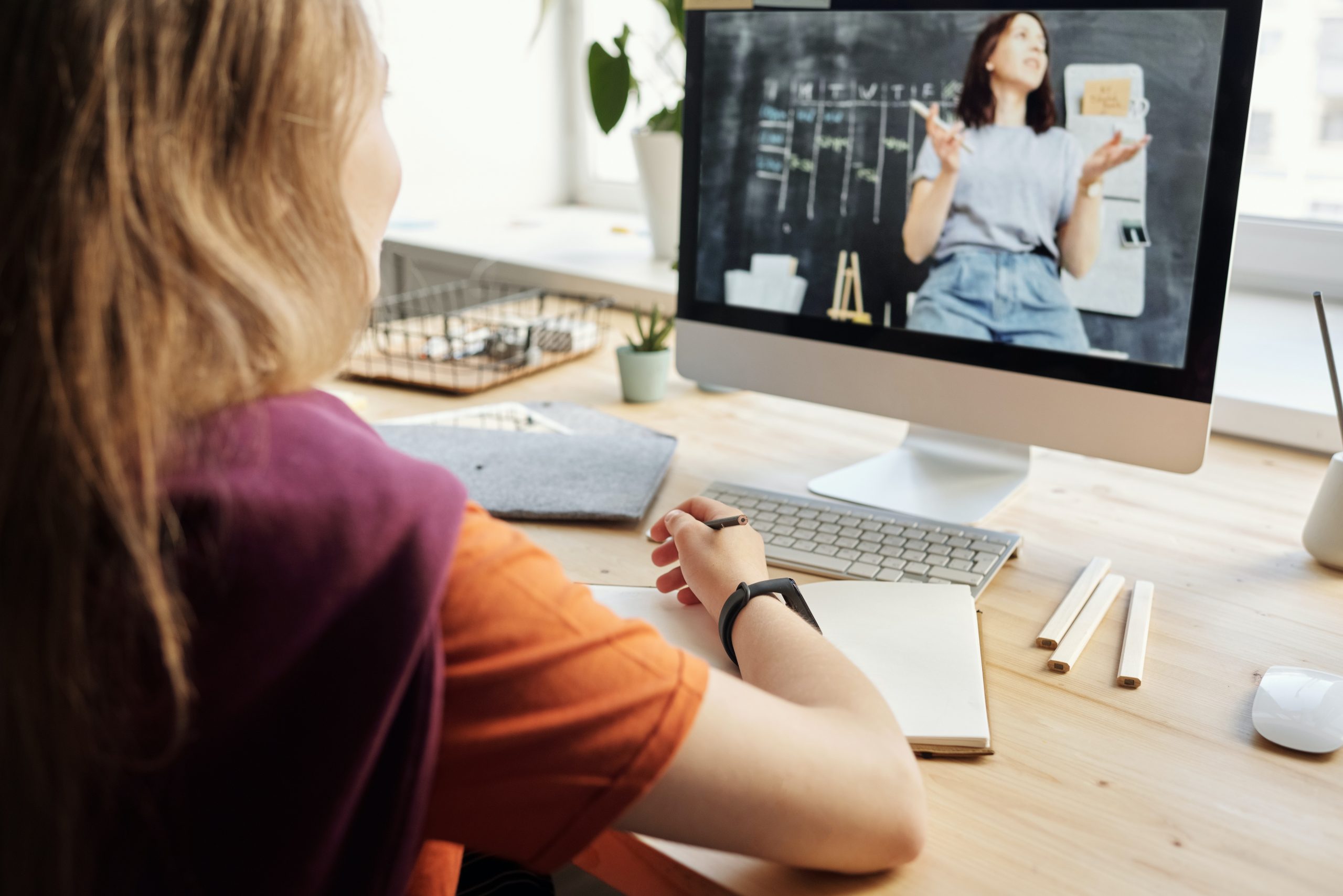 Girl virtual learning via internet
