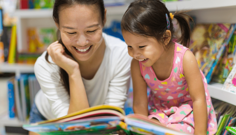 parent and child reading books together